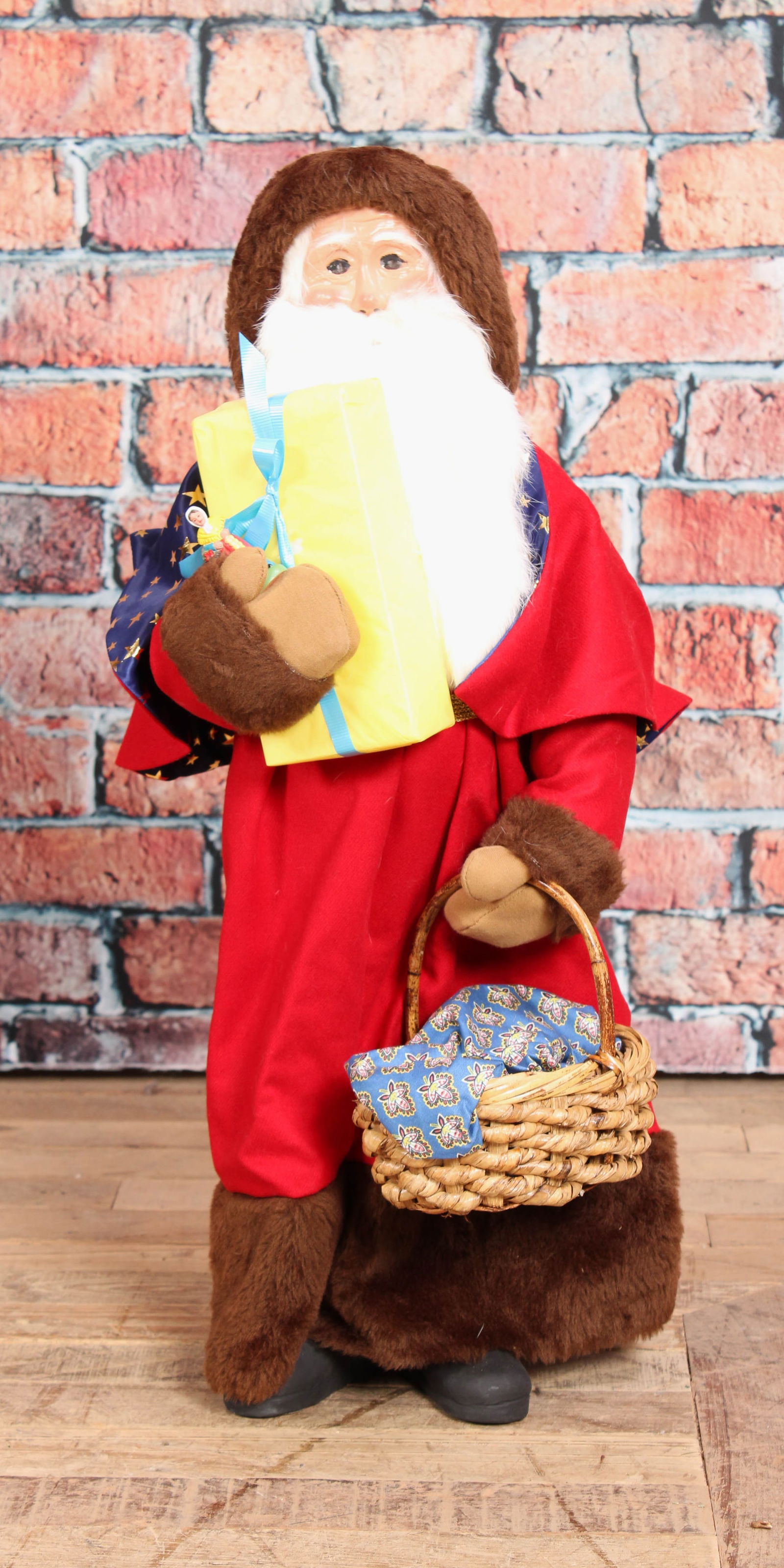 Byer's Choice Large Santa with Presents (1 of 6)