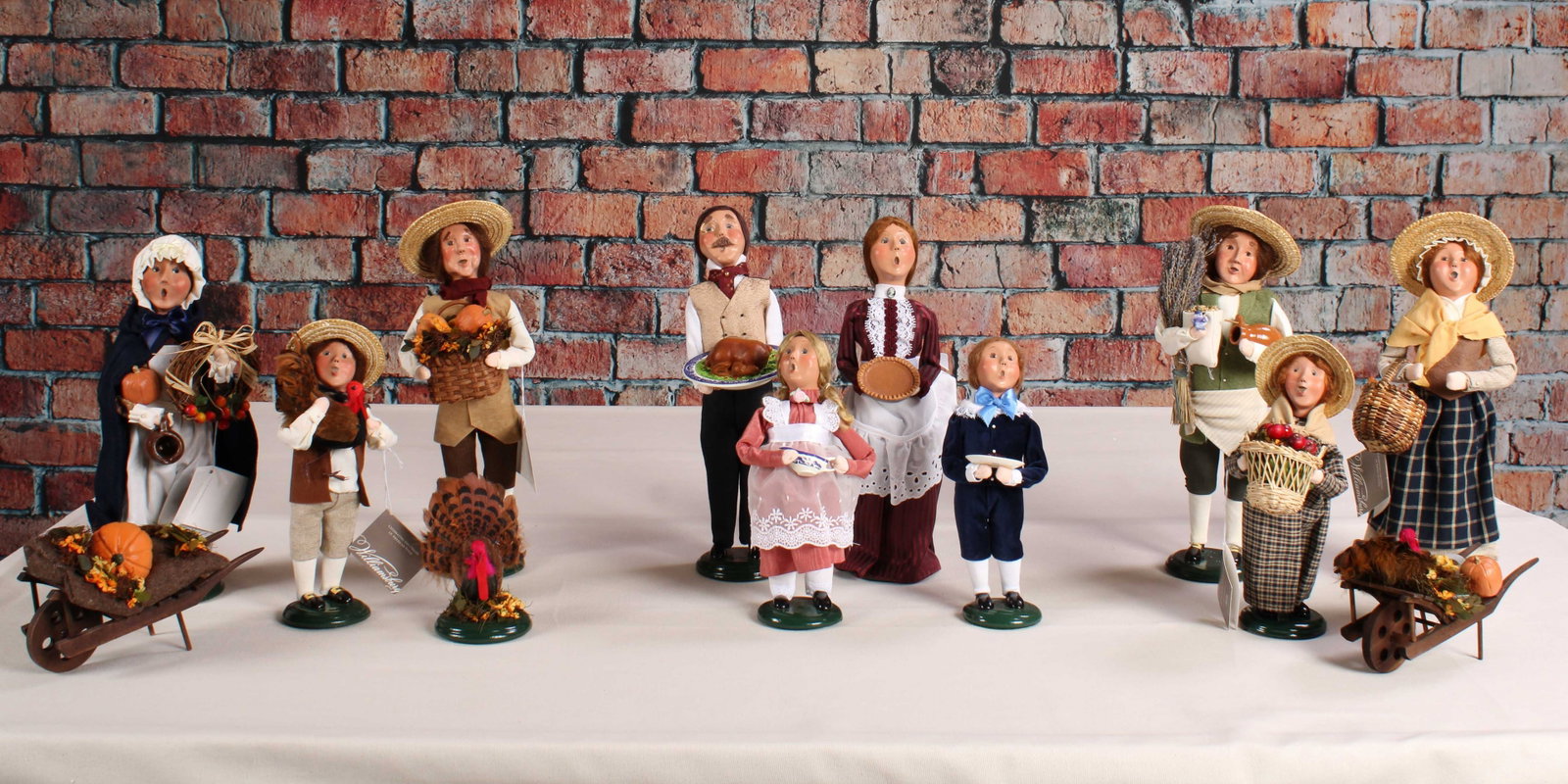 Byer's Choice Festive Fall Carolers: Festive Carolers from Byer's Choice with a flair for fall. Some from the Williamsburg Collection. See photos for dates. From a single owner collection, PA estate, stored in box. Size: approximately 14