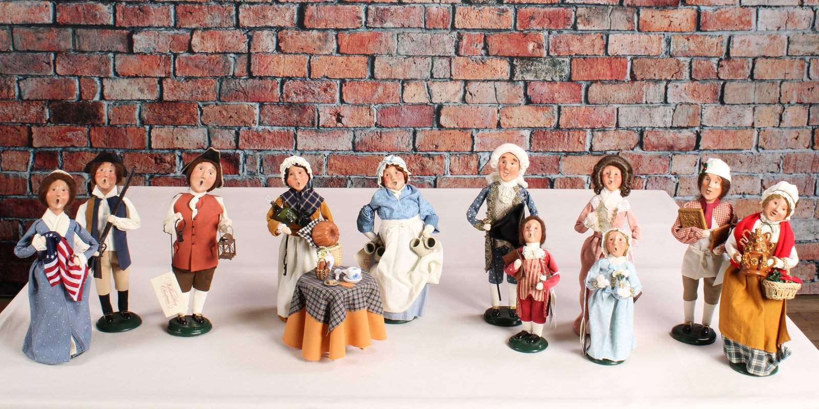 Byer's Choice Williamsburg Collection Carolers: 11 carolers and one prop from the Williamsburg Byer's Choice collection. See photos for dates. From a single owner collection, PA estate, stored in a box. Size: approximately 14"T x 5" diameter Shippi