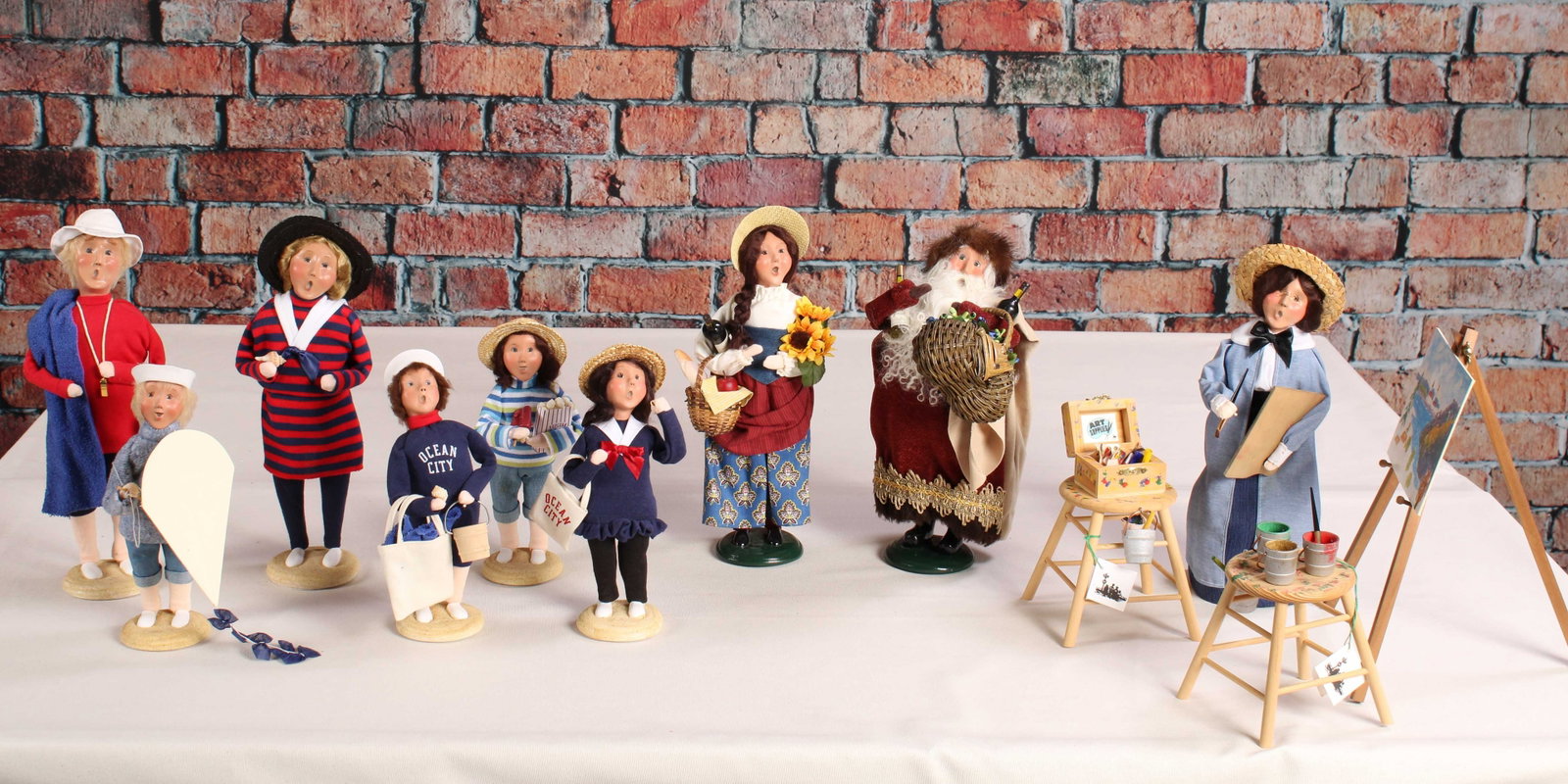 Sea Side, Ocean City, Holiday Carolers: Byer's Choice Carolers with a nod to Ocean City, and a holiday by the sea. See Photos for dates. From a single owner collection, PA estate, stored in a box. Size: approximately 14"T x 5" diameter Ship