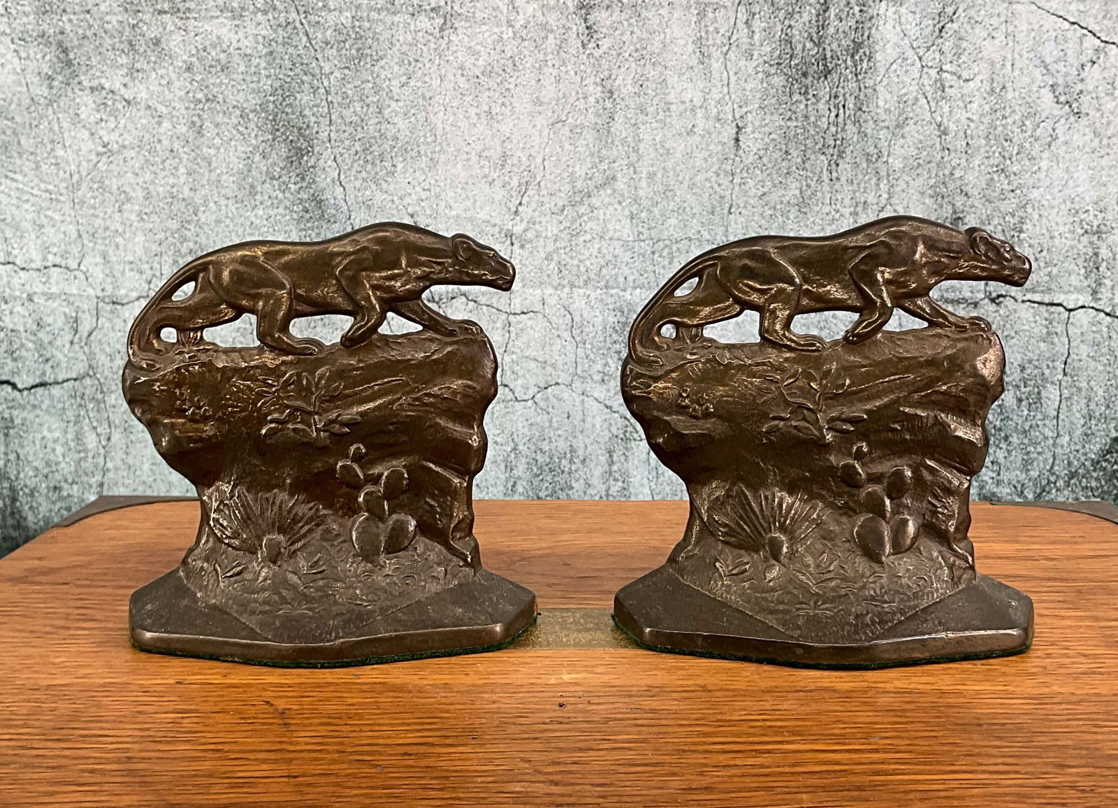 Pair Conn Foundry Crouching Tiger Bookends (1 of 9)