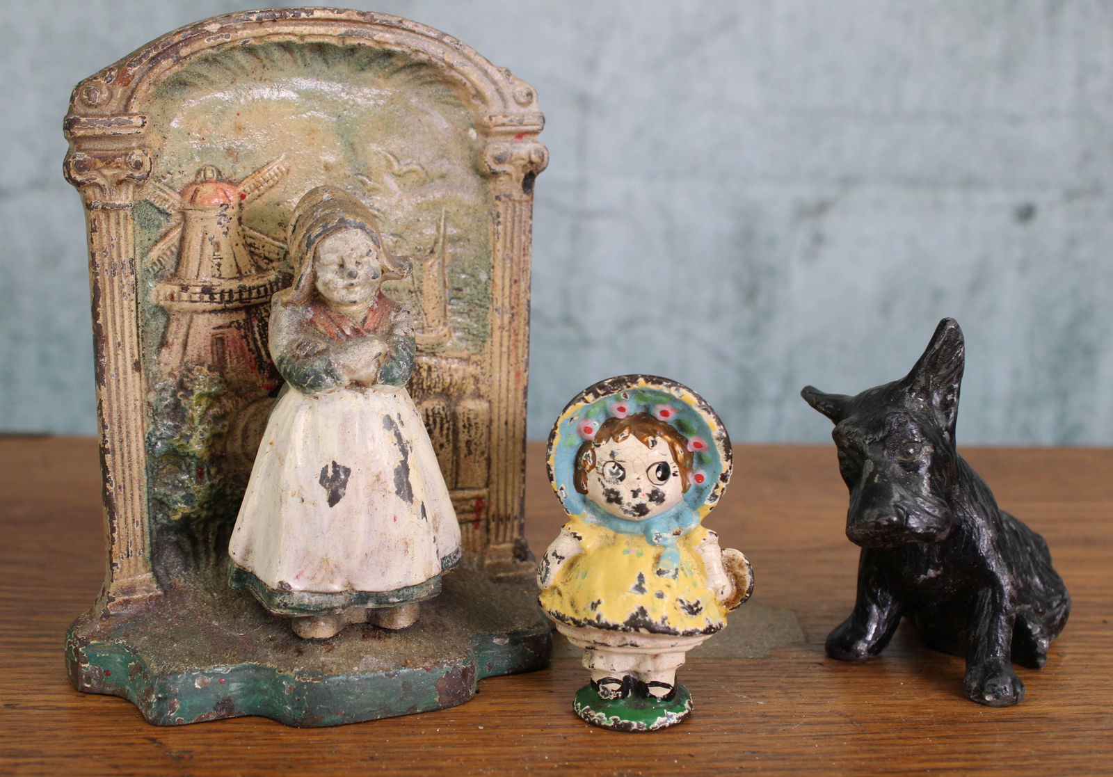Mixed Lot of Cast Metal Bibelots: Mixed Lot of Cast Metal Bibelots. Including a Duchess Miniature, a bookend and full figure Scottie. Tallest Height: 5.25" Provenance: Single owner collection, suburban Philadelphia estate. Shipping No