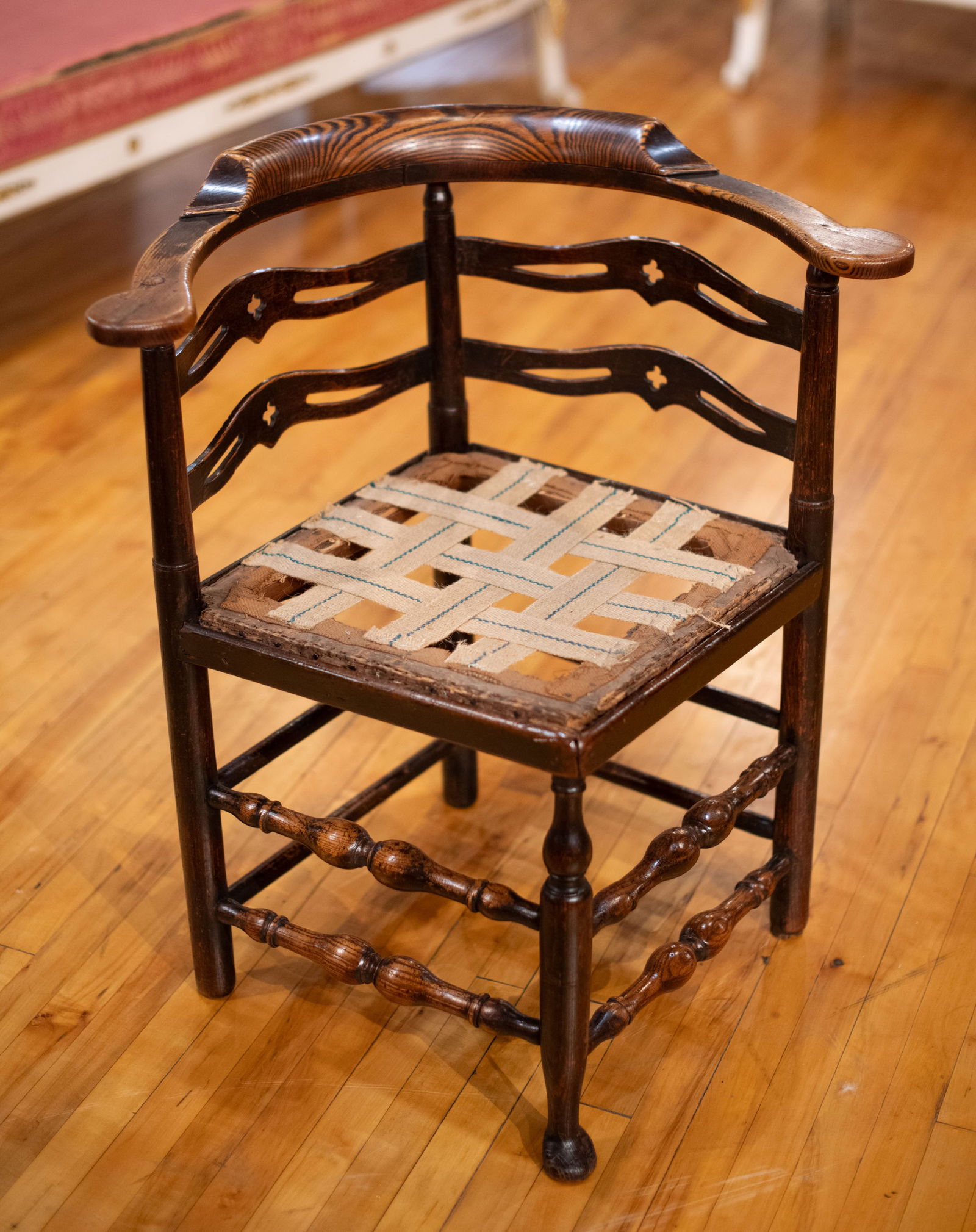 Antique English Elm Corner Chair: Antique English Elm Corner Chair with turned supports and one pad foot. Size: 30"T 27.5"W x 24.5"D Circa: 1760. List Price: $2575