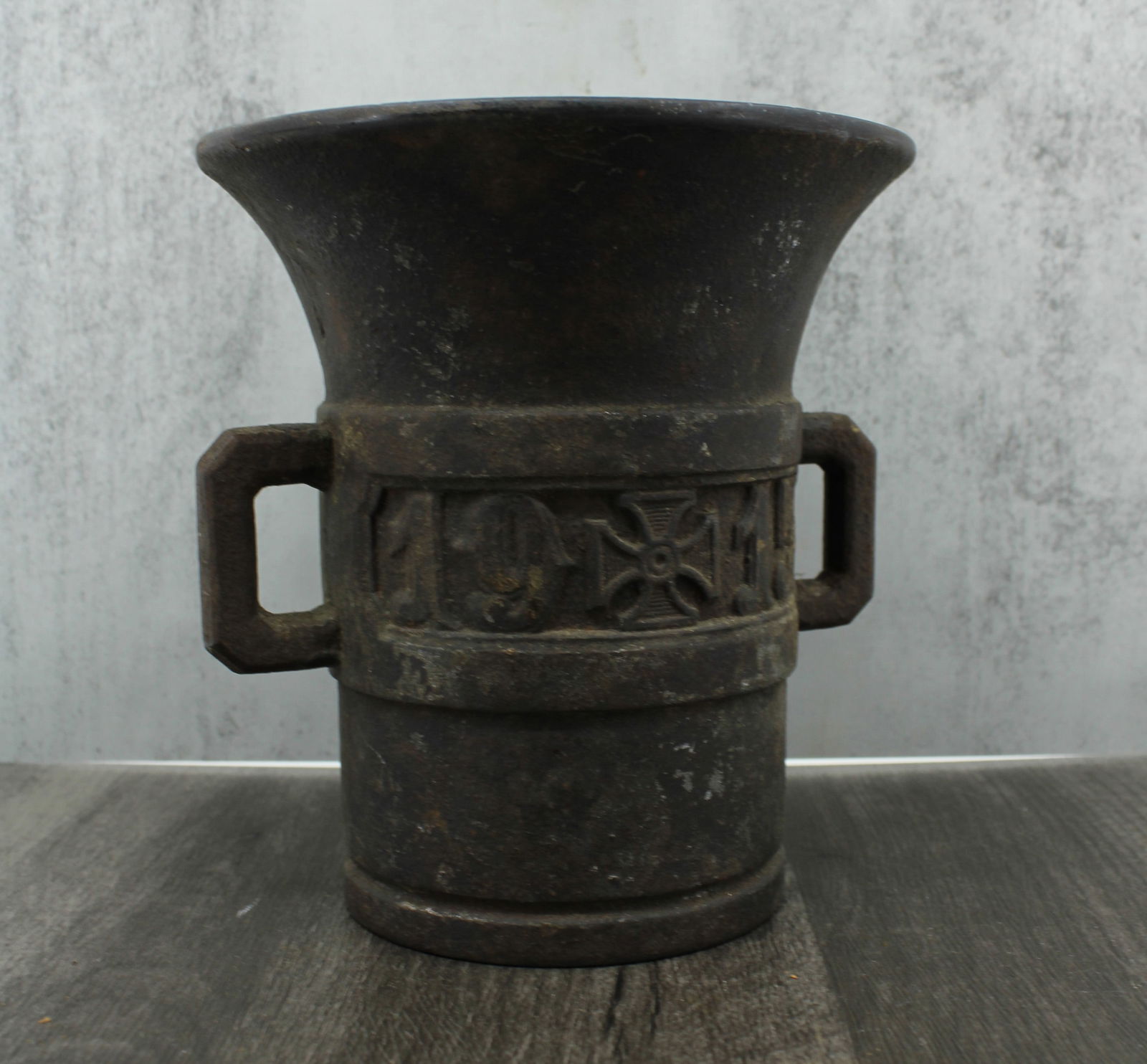 1915 Cast Iron Mortar (1 of 8)