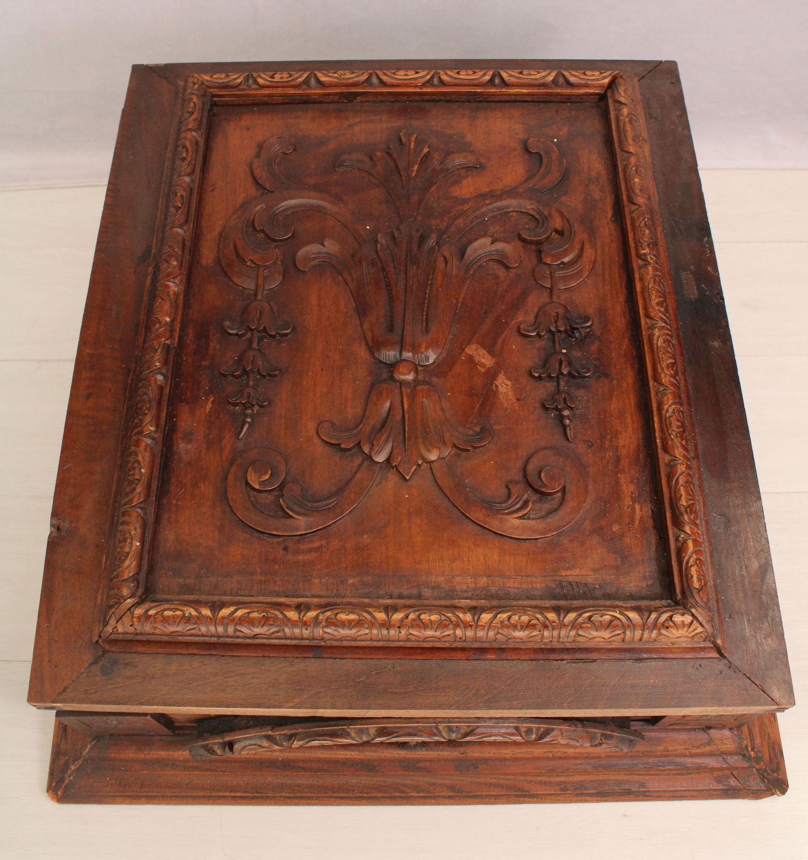 Intricately Carved Vampire Killing Kit (1 of 14)