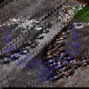 Stunning 262 Ct Lab Created Amethyst Necklace: Impressive 262 Ct Amethyst Necklace. These lab created gemstones are faceted mixed cuts. VVS1 eye clean. Mounted in .925 Sterling Silver Overlay.18" long.87.3 Total Grams or 436.5 Cttw. Don't miss thi