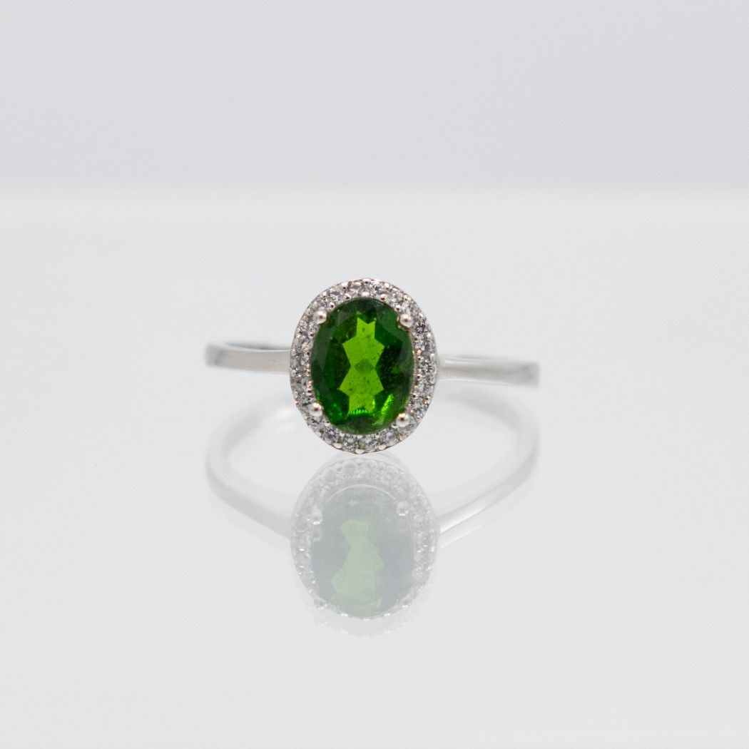 Beautiful High End Natural Chrome Diopside Ring: Beautiful 2.5 Ct. High End Natural Chrome Diopside Ring. This is a VVS1 eye clean faceted oval cut gemstone with vivid color and a fine even hue complimented by sparkling cz accent stones . Mounted in