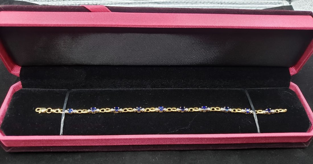 10 Kt Gold 1.5 Ct Blue Sapphire Diamond Bracelet: Ladies Beautiful 10 Kt Gold 1.5 Ct Natural Blue Sapphire Diamond Tennis Bracelet. The 10 natural blue sapphires are faceted oval cuts mounted in solid 10 Kt gold. Measures 7" long weighing approx. 4 t