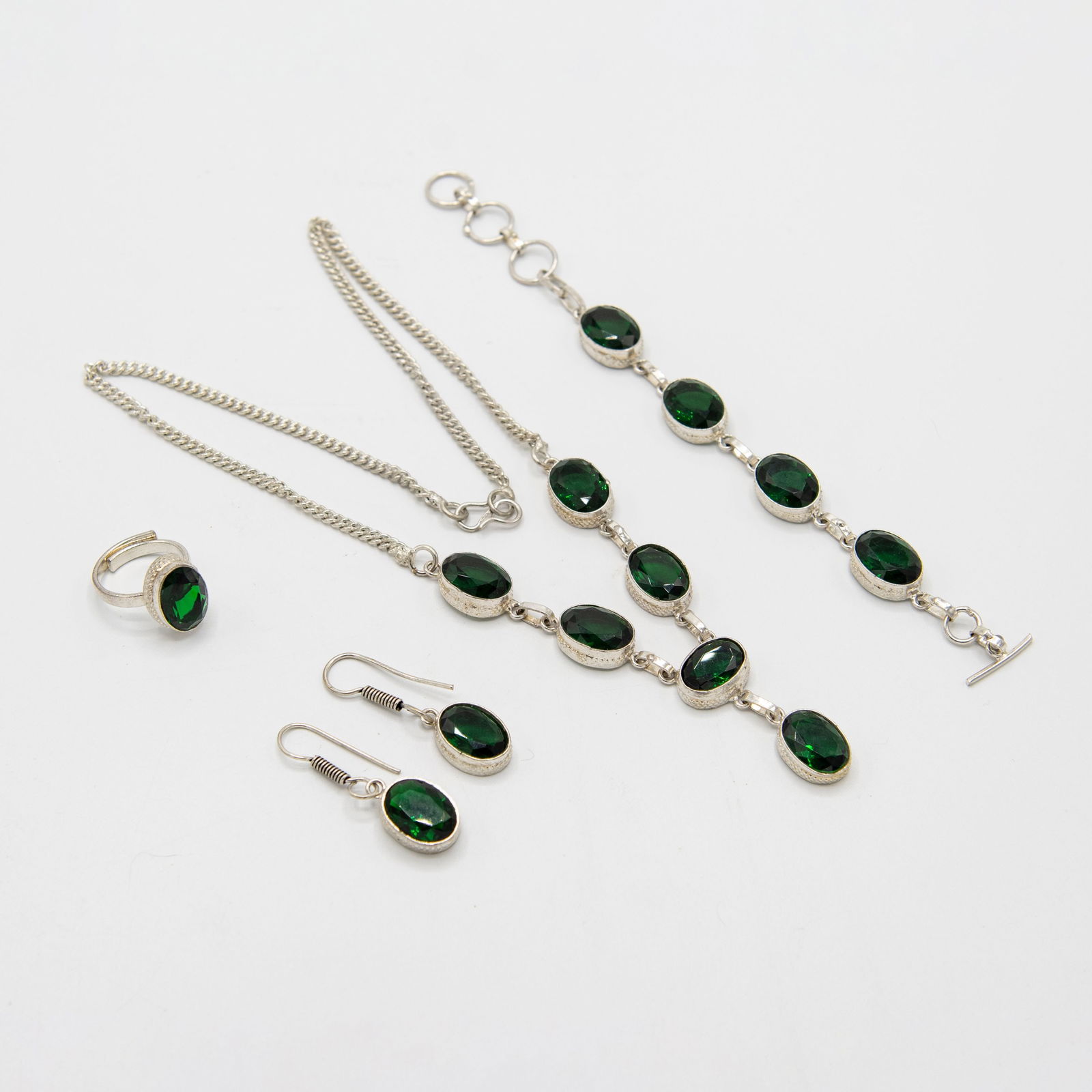 Beautiful Emerald 4 Piece Jewelry Set: Beautiful Emerald 4 Piece Jewelry Set. These Lab Made Emeralds Are Near Flawless. They Burst Out With A Brilliant Sparkle And A Fine Even Hue. The 4 Piece Set Includes An 18 Inch 38Ct Necklace, Bracel