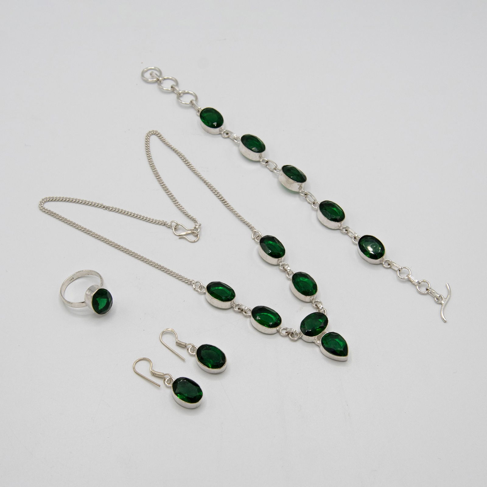 Gorgeous Complete 4 Piece Emerald Jewelry Set: Gorgeous 4 Piece Emerald Jewelry Set. These Lab Made Emeralds Are Near Flawless. They Burst Out With A Dazzling Sparkle And Vivid Even Tone. The 4 Piece Set Includes An 18 Inch 6 Single Stone Faceted