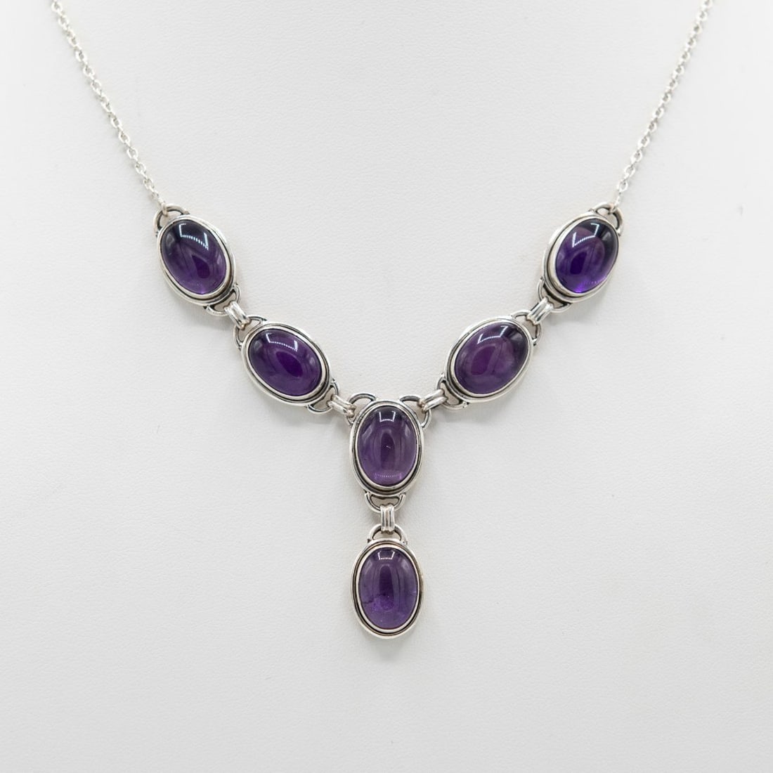 Breathtaking Huge 47 Ct Natural Amethyst Necklace: Breathtaking Huge 45 Ct Natural Amethyst Necklace. High Luster And Polish Oval Ct Cabochons Mounted In Solid .925 Sterling Silver. Over 110 Cttw. Or Approx. 22 Total Grams. 18 " Long. Mined From The E