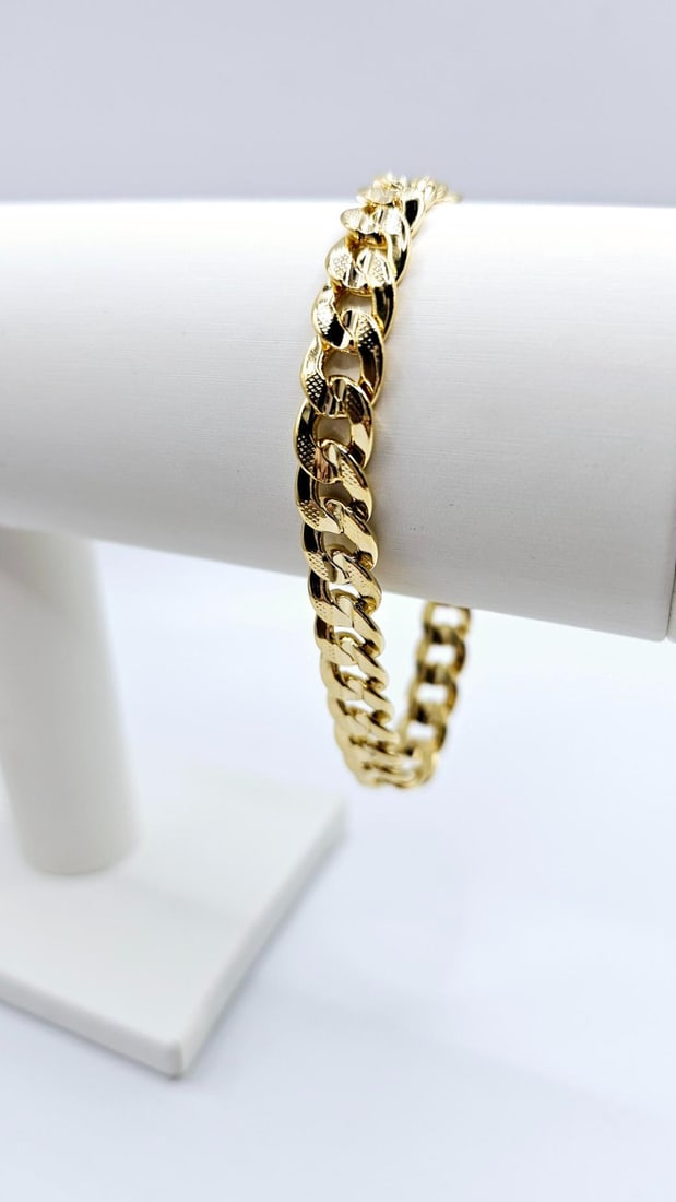 Sharp 24.5 Gram 14 Kt Gold Plate Curb Link Bracelet: This Top Notch 24.5 Gram 14 Kt Gold Plated Bracelet Measures A Stealth 9 mm. Wide and 8.5" Long. Top Notch. Looks Like Solid Gold Without The Solid Gold Price. 24.5 Total Grams. This Bracelet Is Stron