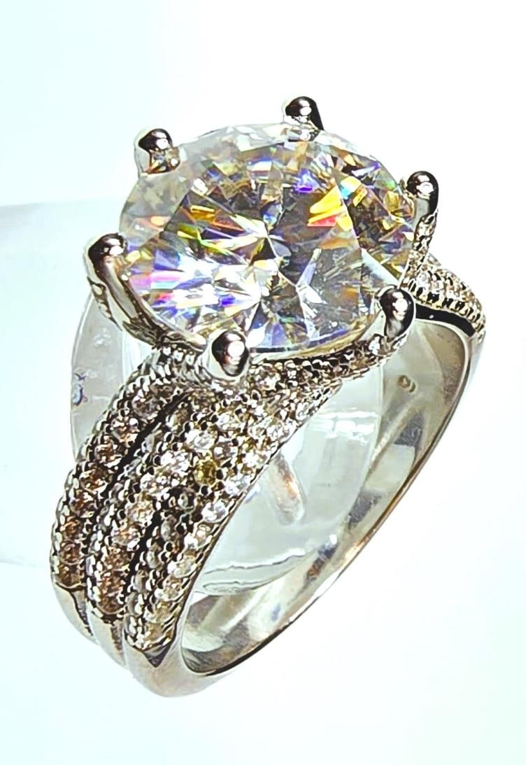 14 K White Gold Plate 5 Ct VVS1 Simulated Diamond Ring: Sparkling 14 K White Gold Plate 5 Ct VVS1 White F-G Simulated Diamond Ring. This Large 5 Ct Centerstone is a Brilliant Round Cut. It is eye clean bursting out with a full spectrum of colors. All gems 