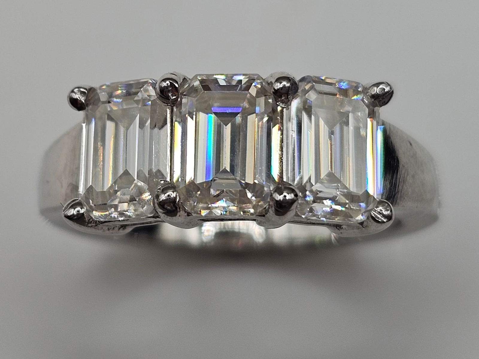 Sparkling 3.05ct VVs1 D-E Fire Moissanite Ring (1 of 7)
