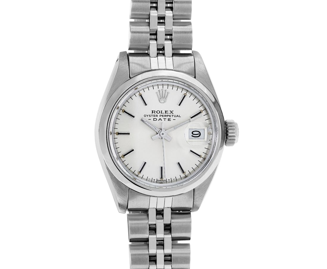 Rolex Ladies Stainless Steel Smooth Bezel Date Watch: This Lady Rolex Date watch features a silver dial with index hour markers and a custom plastic crystal, with a magnified date window. The timepiece has Rolex stainless steel smooth bezel. The Rolex 26