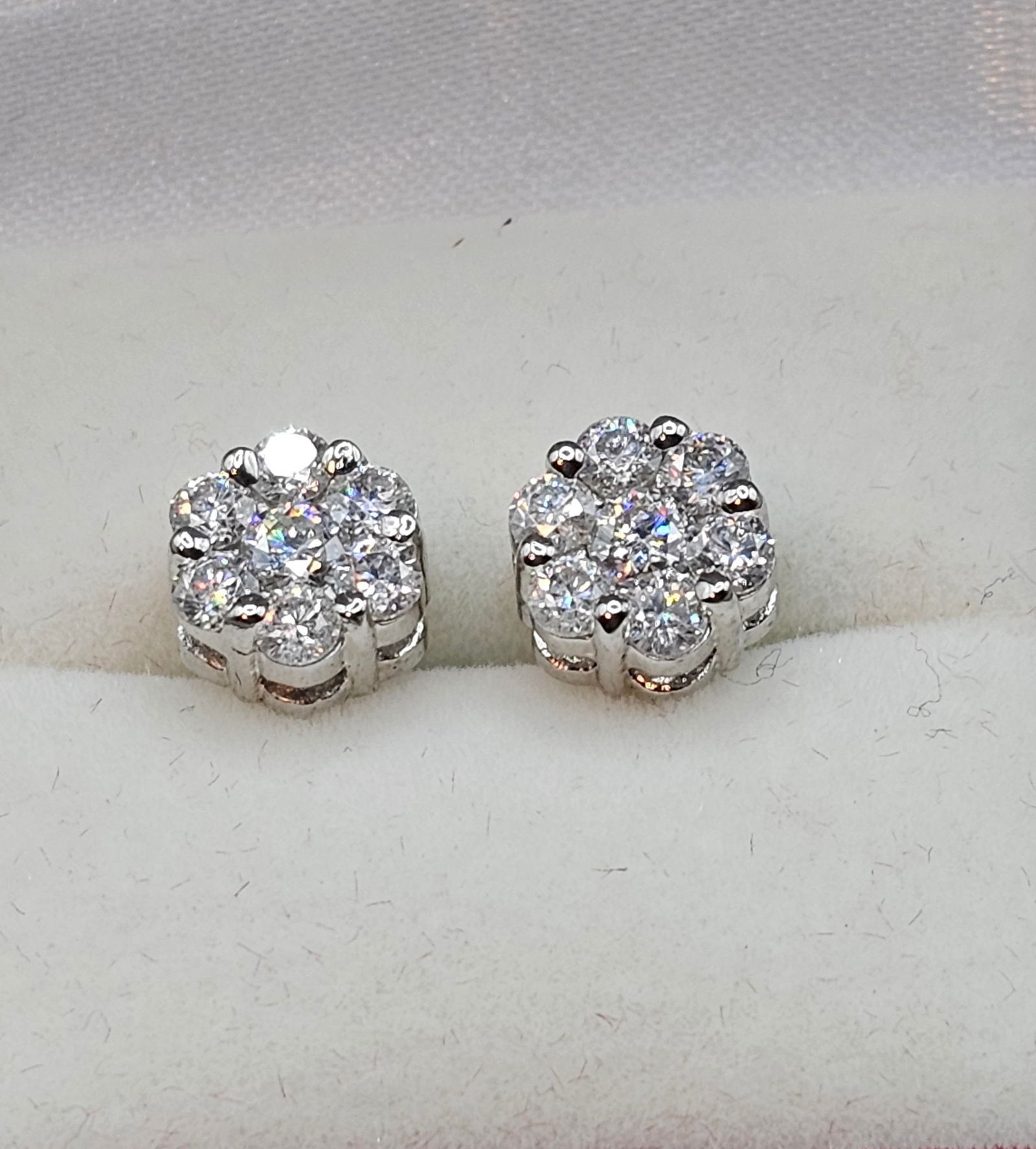 Dazzling 2.5ct VVs1 White E-F Fire Moissanite Cluster Earrings (1 of 6)