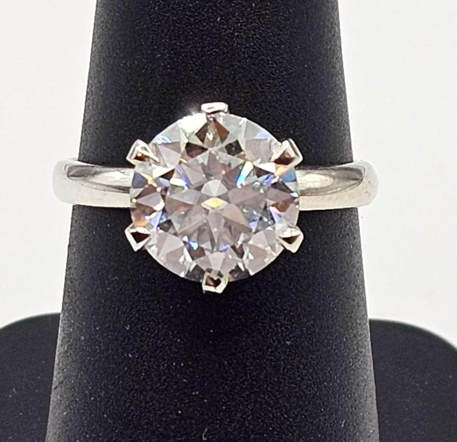 Ladies Sparkling 3 Ct VVS1 Ice White Simulated Lab Diamond Ring: This Huge 3 Ct White E-F VVs1 Simulated Lab Diamond Solitaire is a Brilliant Round Cut Measuring 9 mm. , It is eye clean and bursting out with a full spectrum of colors. It Is Mounted In Tri-Layered 1