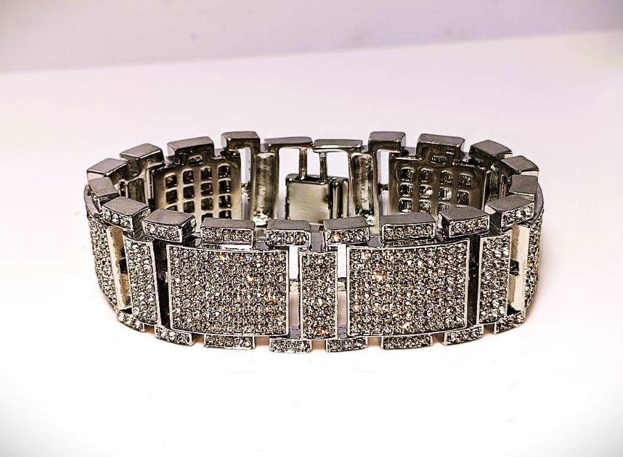 Huge 120 Gram Brilliant 18 K White Gold Plated Saratoga Link Bracelet: Huge 120 Gram 18 Kt Gold Plate 47 Cwt. Simulated Diamond Link Bracelet. This Sparkling Bracelet Measures 8.5 Inches Long and a Stealth 25 mm. Wide.
