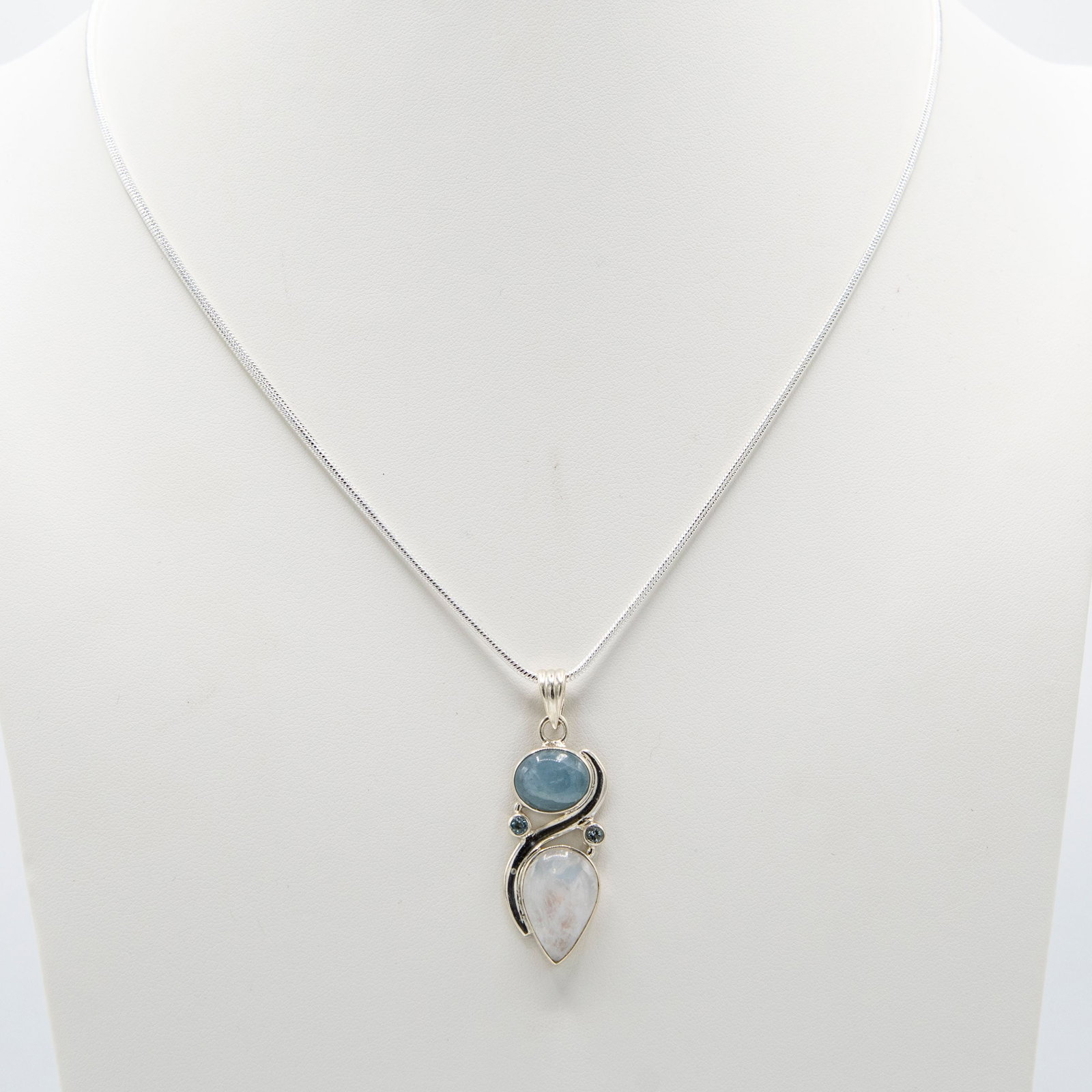 Beautiful Natural 7 Ct Aquamarine Pendant: Beautiful Natural 7 Ct Aquamarine Pendant .Complimented with a highly polished pear shape natural moonstone. The total gem wt is over 14 Ct. Mounted in elaborately designed solid .925 sterling silver.