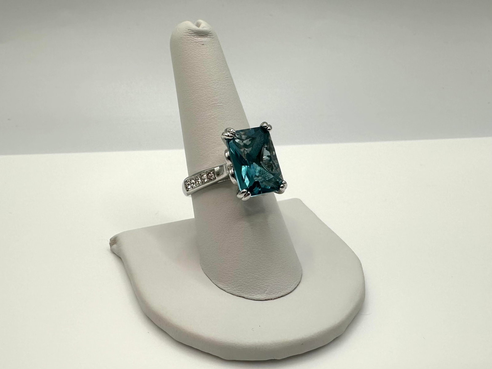 14 Kt White Gold Plate 6.5 Ct Simulated London Blue Topaz Ring (1 of 7)
