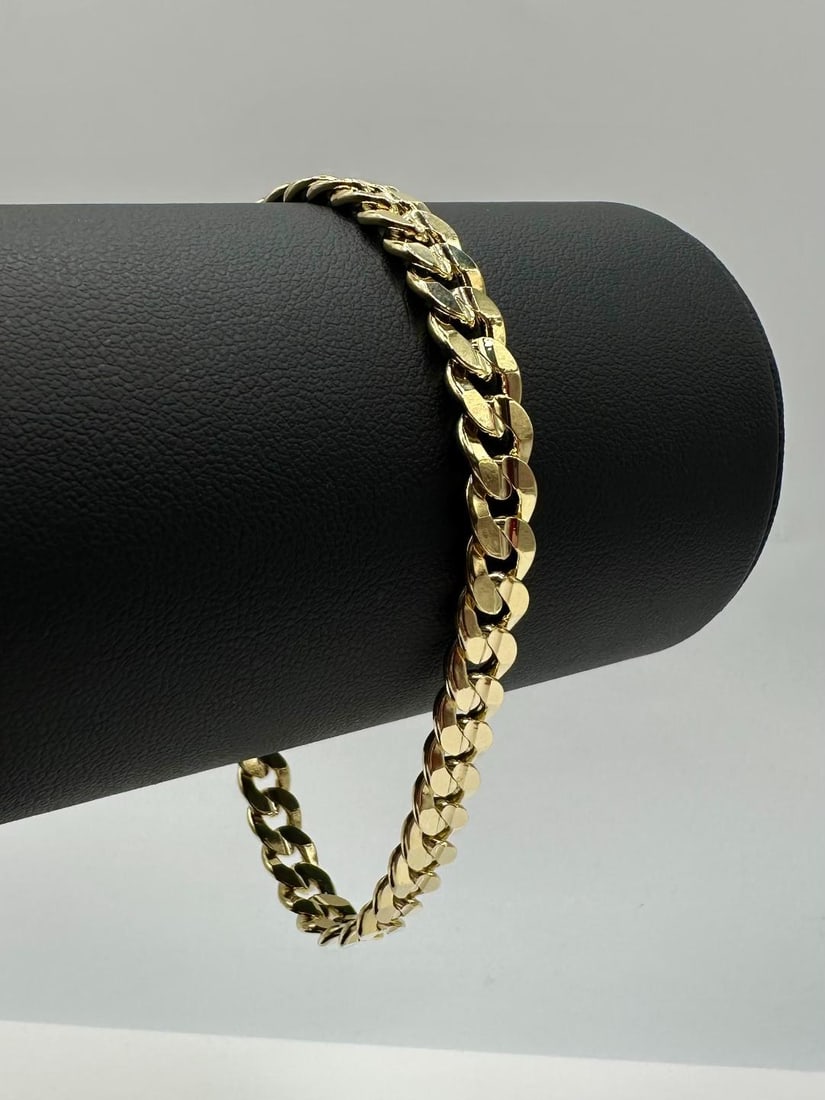 14.2 Gram 14 Kt Yellow Gold Plate Cuban Link Bracelet: 14.2 Gram 14 Kt Yellow Gold Plate Cuban Link Bracelet. Strong and durable 14k yellow gold plate curb link bracelet weighing 14.2 grams..8" in length.7 mm.wide.This High Quality Bracelet Looks Like Sol