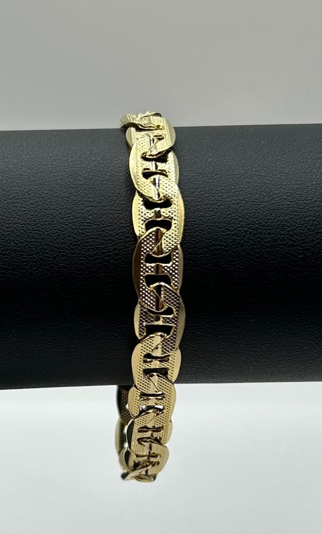 Dazzling 18 Gram 14 K Yellow Gold Plated Mariners Link Bracelet: In Style 18 Gram 14 Kt Yellow Gold Plate Mariners Link Bracelet. This bracelet is a fine solid mariners link diamond cut. 9 " Long and a Healthy 9 mm. Thick.? A-1. Quality. 14 K Stamp.