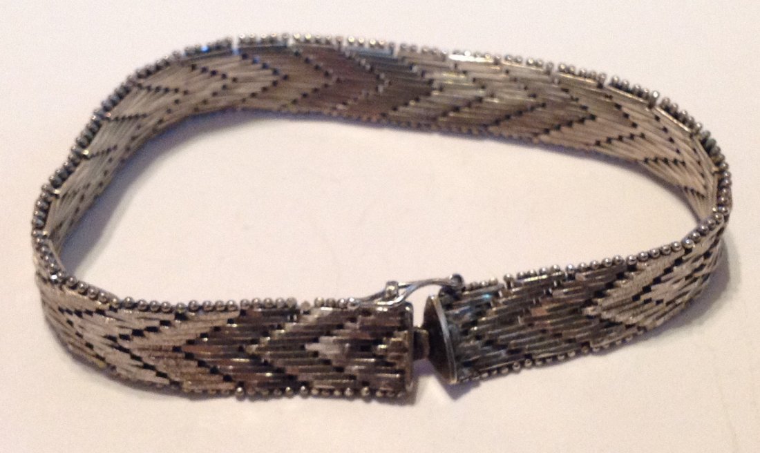 Estate vintage antique Italy Sterling silver bracelet: Estate items. Marked. Italy 925 .. Tested. 21.4 grams. Size 7.5 inches.Clasp broken, needs restore.