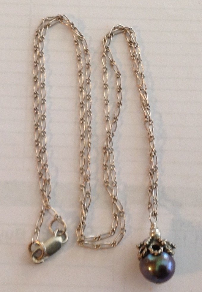 Estate vintage sterling Tahitian black pearl necklace: Estate items. Marked.. ( 925 ) Tested. .Size. . See pics. 4.1 grams.