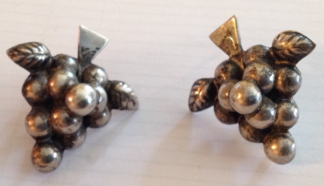 Estate antique Mexico Sterling grape clusters earrings: Estate items. Marked.. ( Mexico silver ) Tested. .Size. . See pics. 8.8 grams.