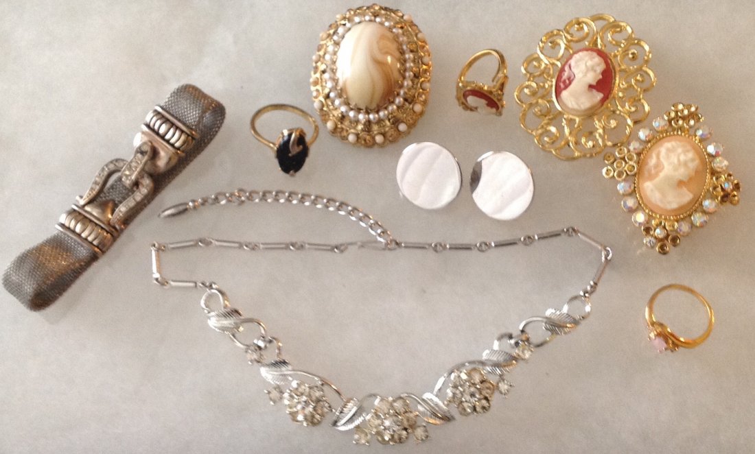 Estate lot of vintage assorted jewelry (1 of 6)