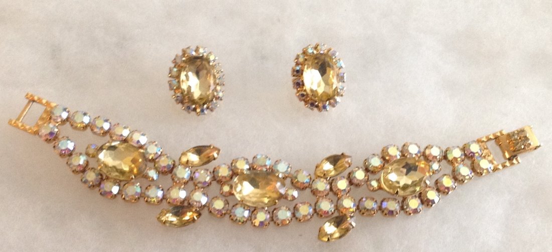 Estate lot of vintage fashion jewelry (1 of 5)