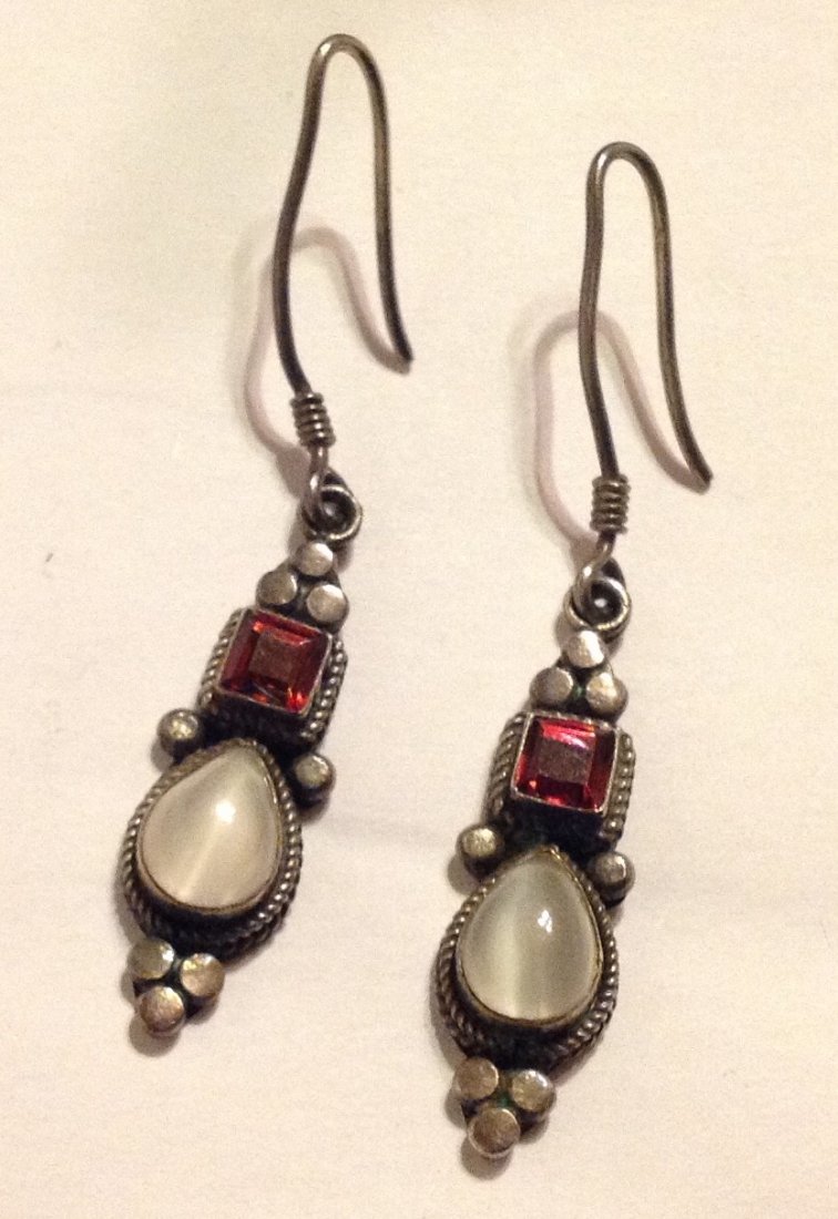 Estate vintage sterling silver moonstone earrings: Estate item. Marked. 925 . Tested. Sterling. Size. See pics. 4.1 grams