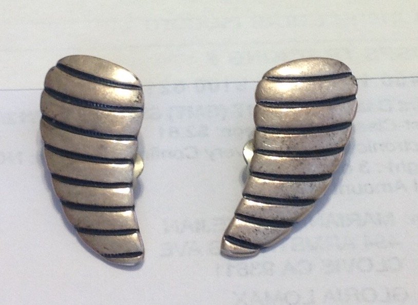 Estate old Native Sterling conch shell clip on earrings (1 of 3)