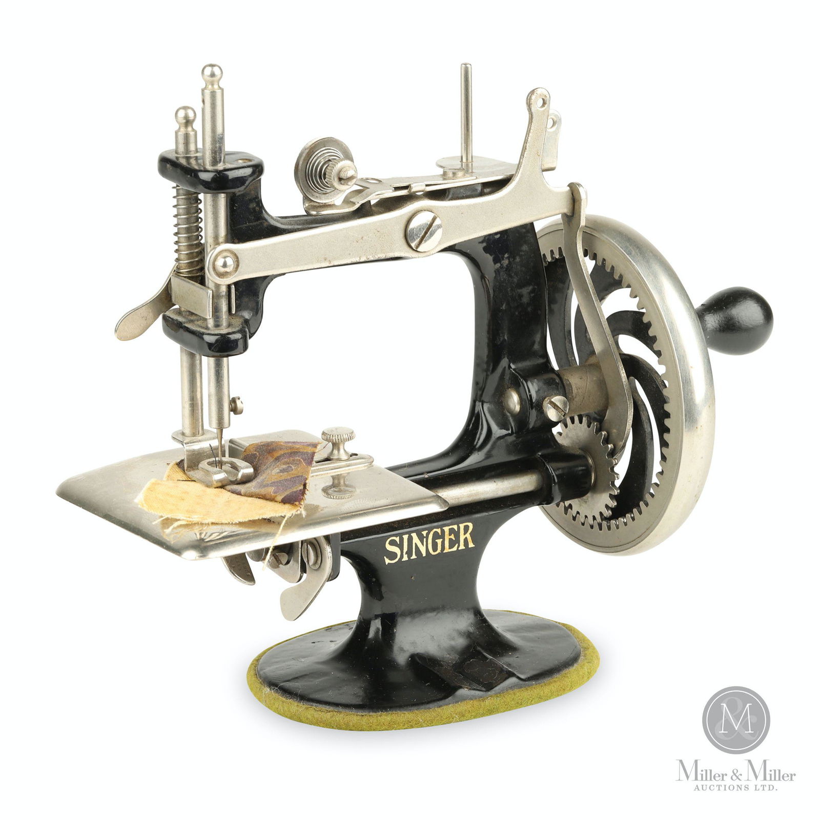 Singer Model 20 Child's Sewing Machine (1 of 7)