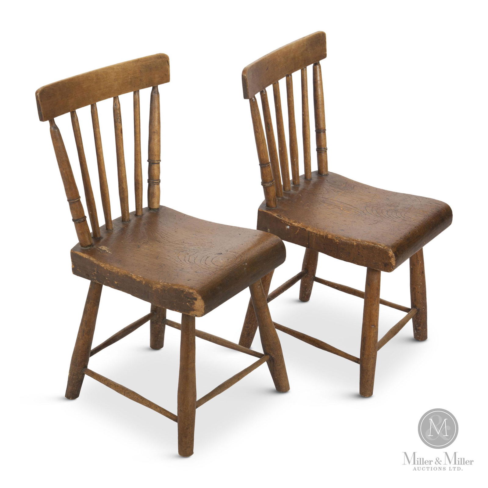 Saint-Hilarion Side Chairs / Paire de Chaises de St-Hilarion: A pair of Saint-Hilarion side chairs in pine and birch with thick seats and low backs. The legs, rungs and back posts are skived with a draw knife and each back post has two carved rings. In old natur