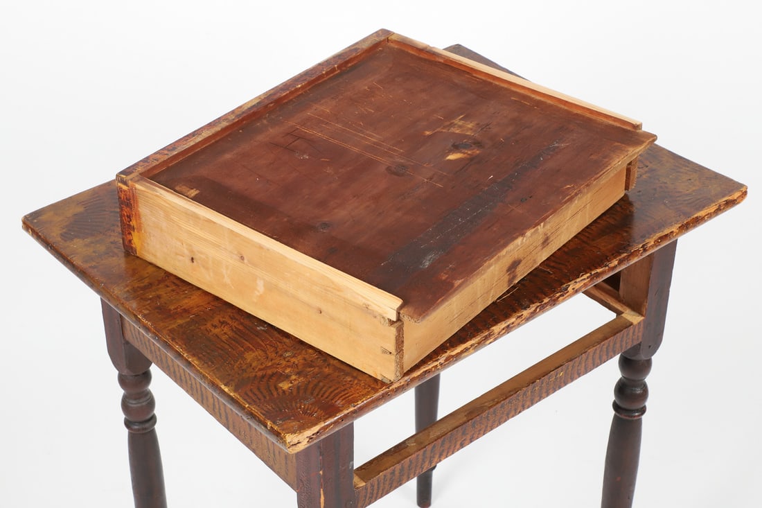 Lamp Table with Exceptional Paint - 8