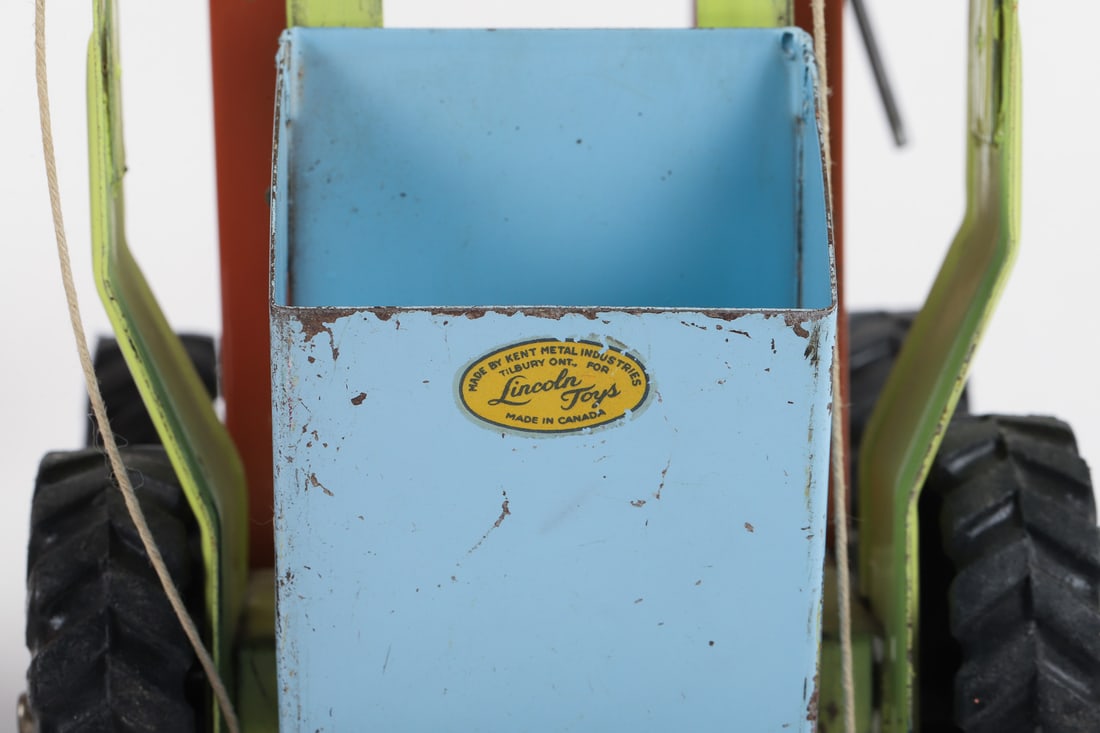 Pair of Lincoln Toys (No. 930 Power Shovel and Construction Crane & Hopper) - 9