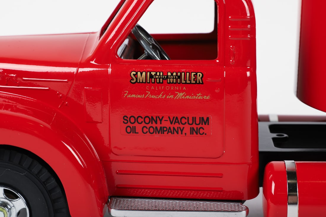 Fred Thompson Smith-Miller Limited Edition Mack B-Series Mobiloil Tanker (143/300) - 10