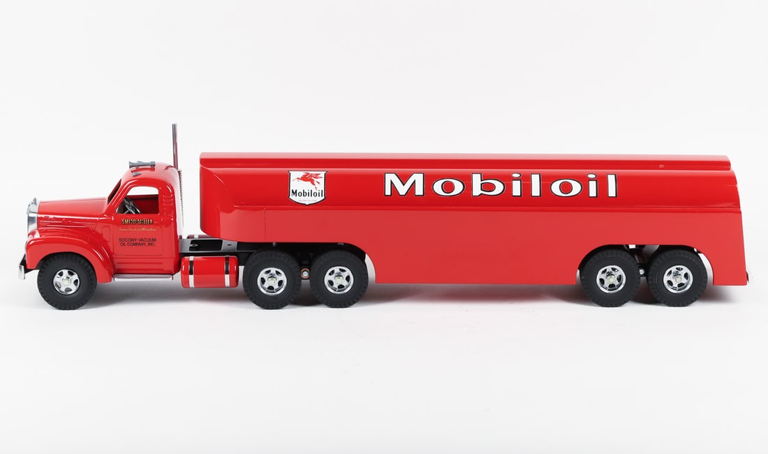 Fred Thompson Smith-Miller Limited Edition Mack B-Series Mobiloil Tanker (143/300) - 2