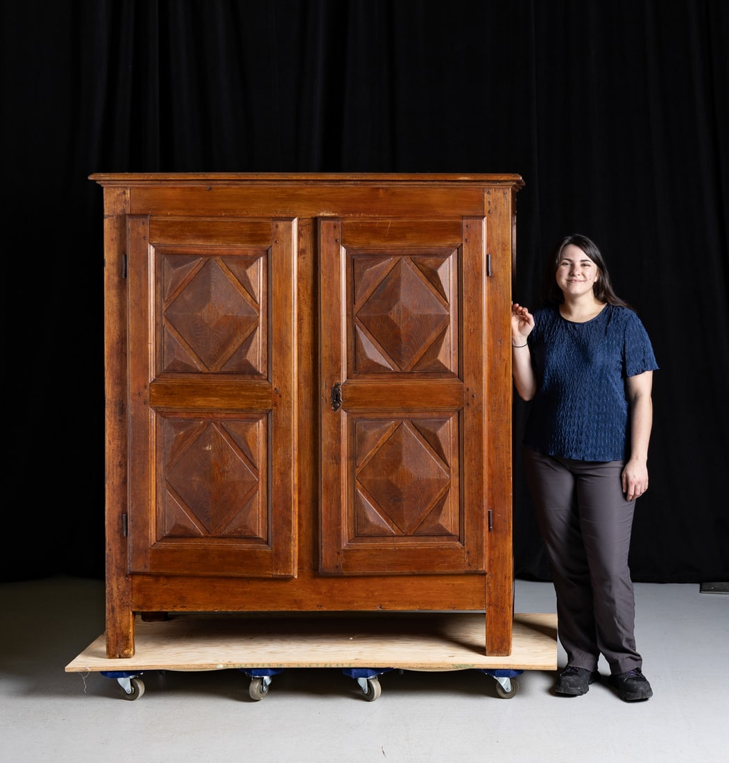 Quebec Diamond Point Armoire - 9