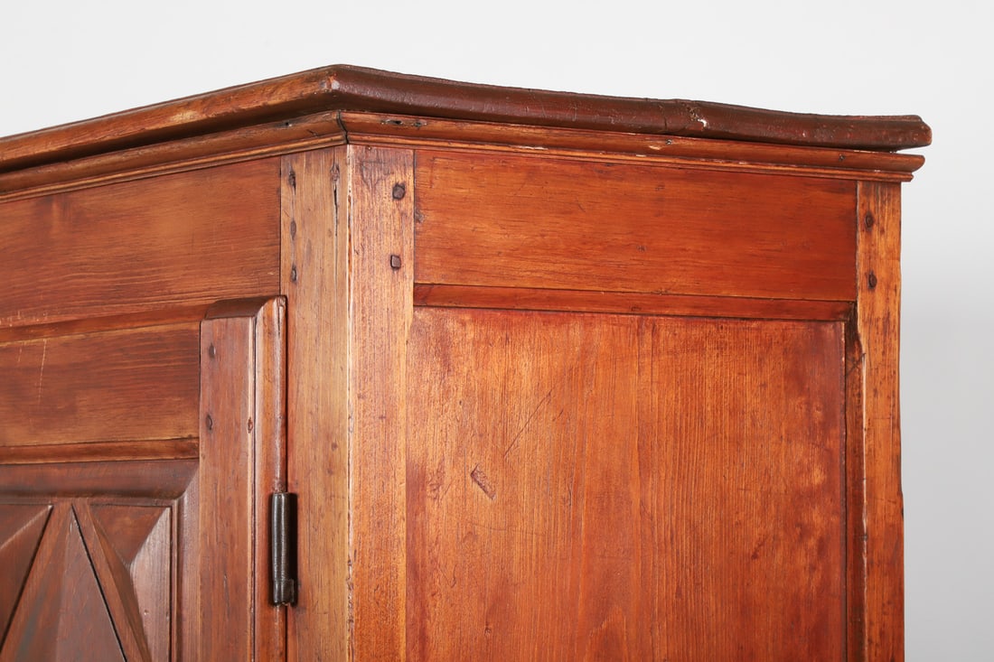 Quebec Diamond Point Armoire - 8