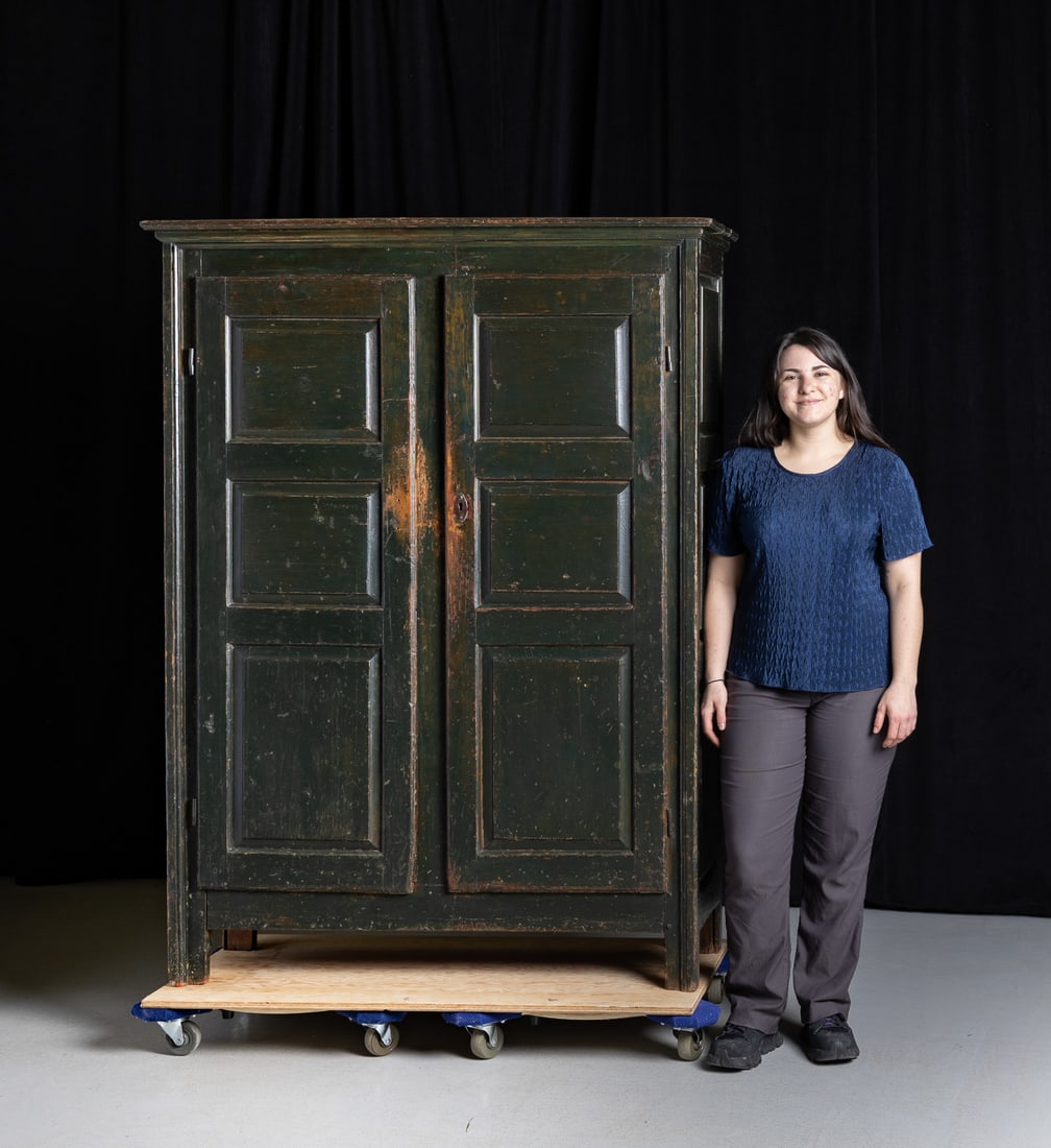 12-Panel Quebec Armoire - 9