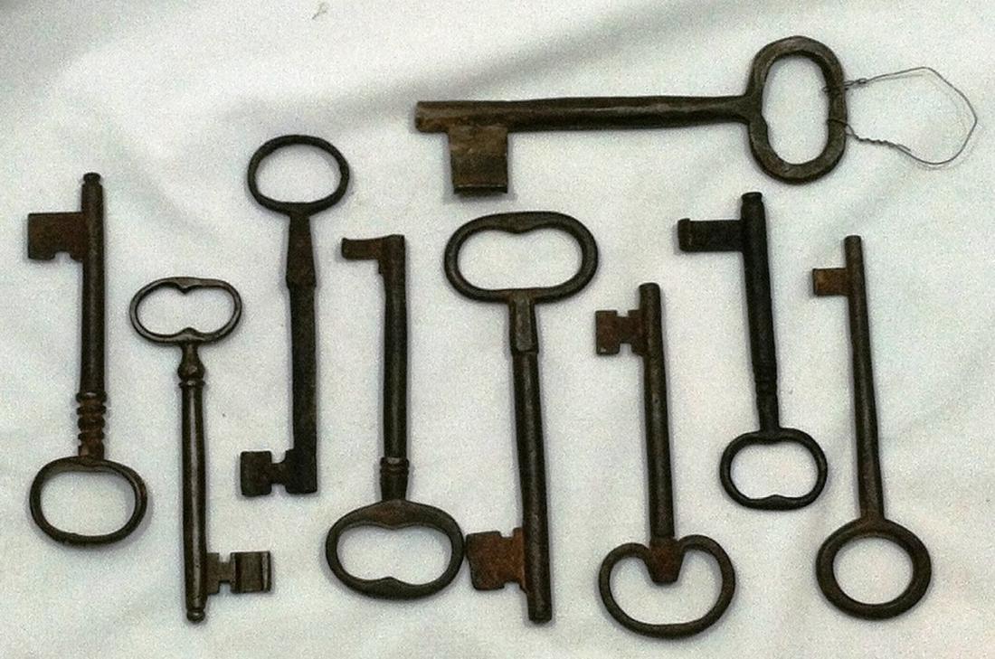 9 pc. Lot of Lg. Antique Cast Iron Keys. (1 of 6)