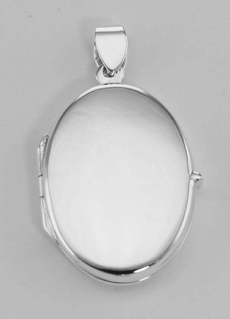 Silver Oval Locket - Smooth Engravable Pendant: Silver Oval Locket - Smooth Engravable Pendant **|**|** #HP-205 Metal : Sterling Silver | Shape : Oval | Style : SS Locket - 2 Photo | Height : 1 inch | Width : 3/4 inch | Approximate Weight : 4.6 gra