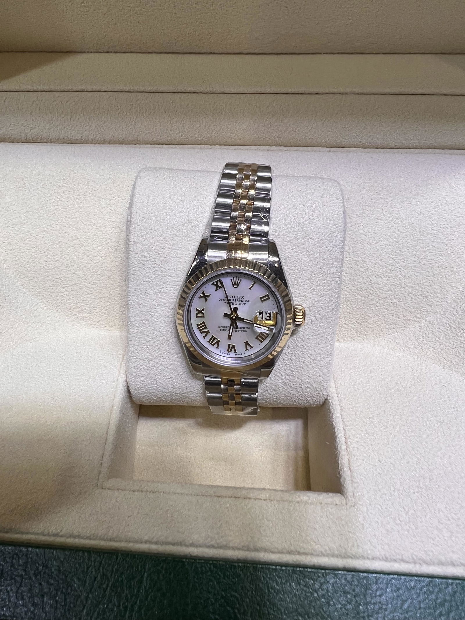 26 MM USED LADIES ROLEX OYSTER PERPETUAL COMES WITH BOX: 26 MM USED LADIES ROLEX OYSTER PERPETUAL COMES WITH BOX AND APPRAISAL -- 26 MM USED LADIES ROLEX OYSTER PERPETUAL COMES WITH BOX AND APPRAISAL #IRS77118v7