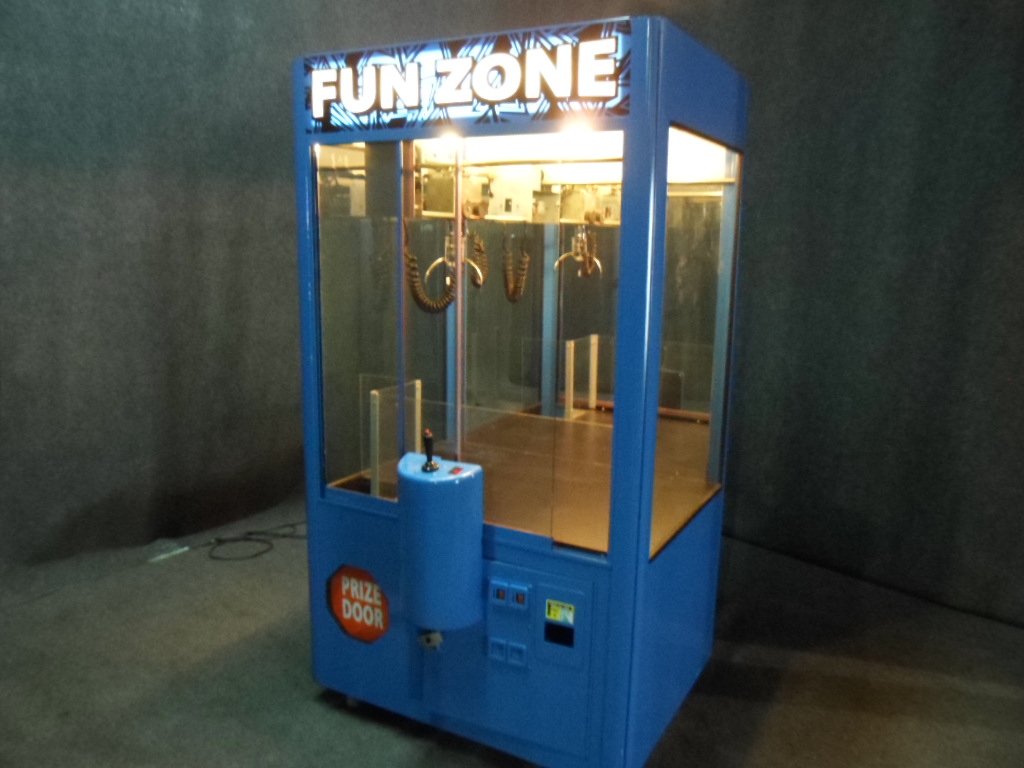 FUN ZONE CLAW MERCHANDISER CRANE (1 of 10)