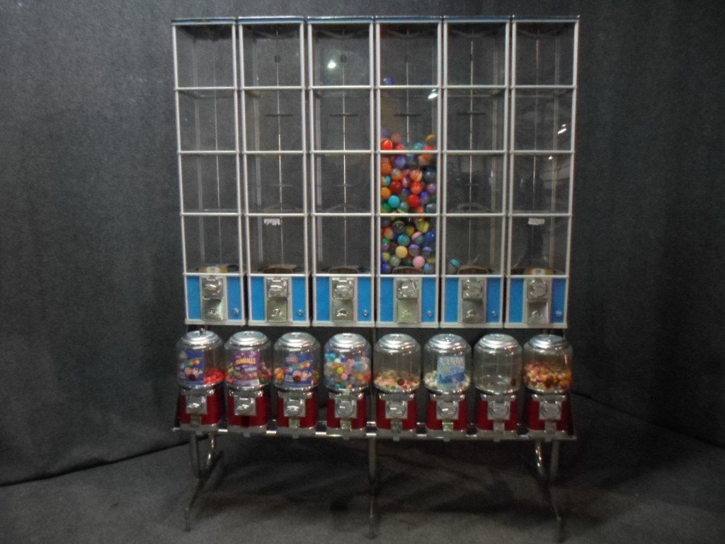 14 SLOT CANDY and PRIZE VENDING MACHINE (1 of 8)