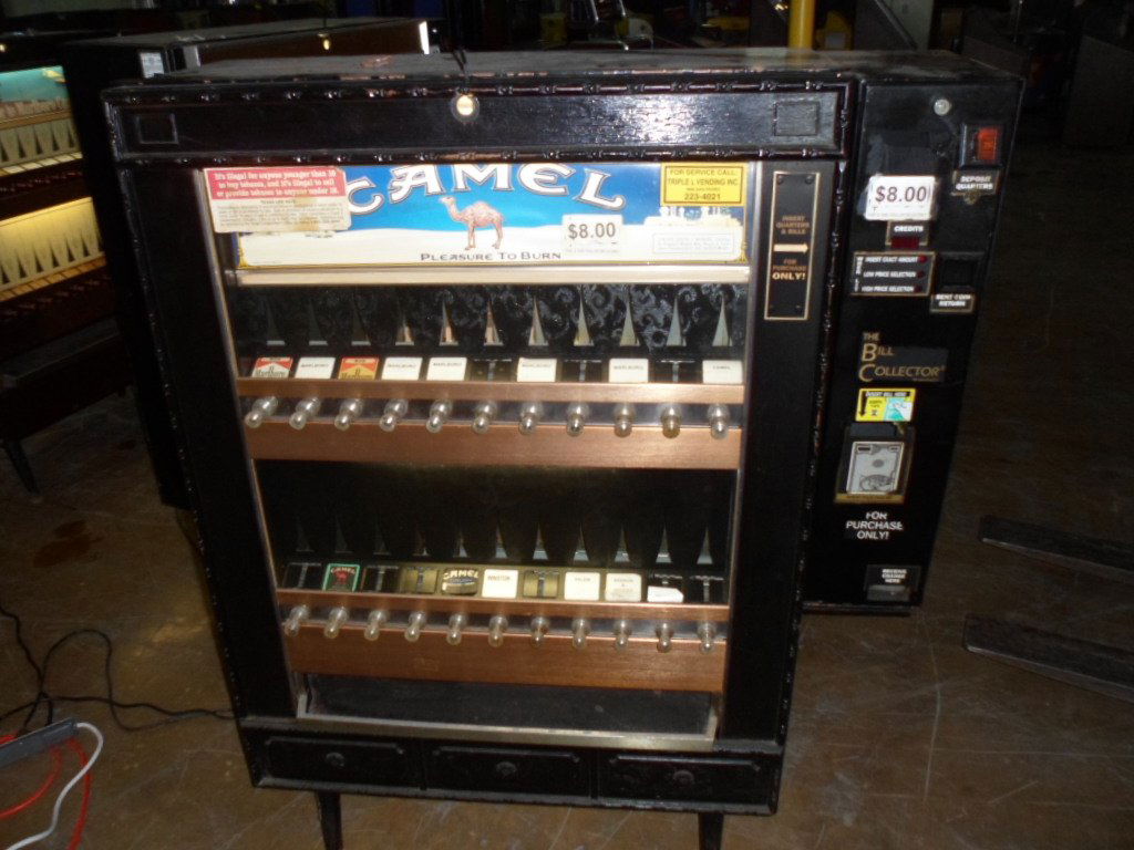 CIGARETTE VENDING MACHINE (1 of 4)
