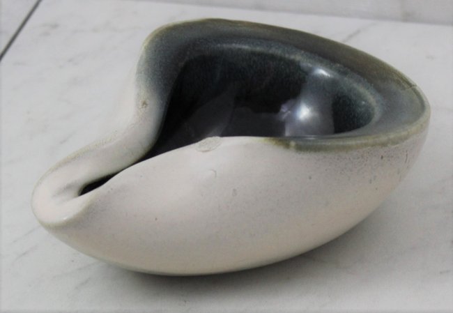 Russel Wright Bauer Bowl: Russel Wright Bauer signed pottery bowl Measurements: 6.75 x 5 x 2.5 inches