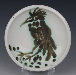 After Pablo Picasso Plate "Bird with Tuft": DESIGN: Pablo Picasso (1881-1973) NAME: Bird with Tuft CONDITION: Excellent. No chips, no cracks. DIAMETER: 6 3/4 inch / 17 cm WARRANTY: 7 days returns accepted if item doesn't match description US Sh